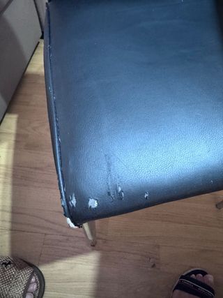 Sillas de comedor de piel sintética negra.