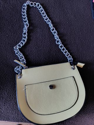Bolso de hombro amarillo con cadena