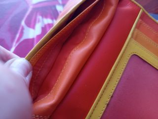 Cartera de mano amarilla y naranja