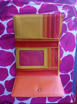 Cartera de mano amarilla y naranja