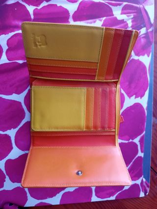 Cartera de mano amarilla y naranja