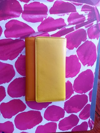 Cartera de mano amarilla y naranja