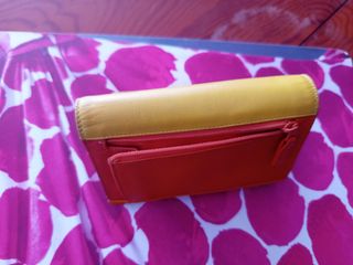 Cartera de mano amarilla y naranja