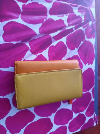 Cartera de mano amarilla y naranja