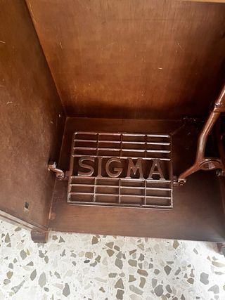 Máquina de coser Sigma con mueble