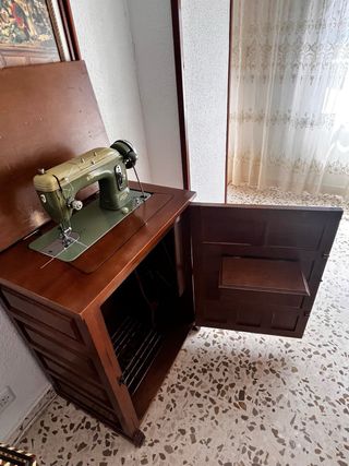 Máquina de coser Sigma con mueble