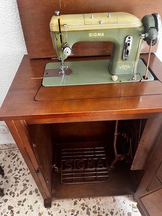 Máquina de coser Sigma con mueble