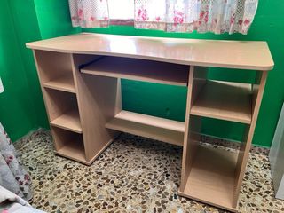 Escritorio de madera beige