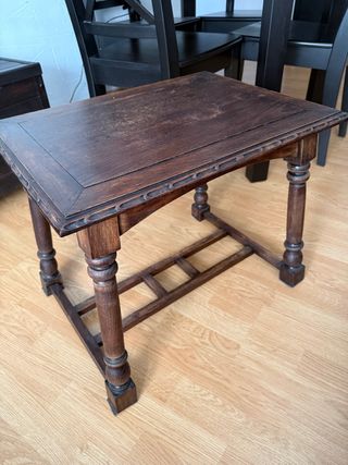 Mesa auxiliar de madera castaño restaurada. 55x40