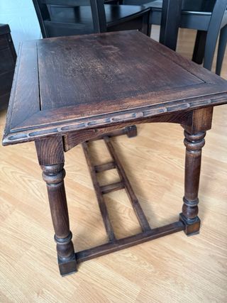 Mesa auxiliar de madera castaño restaurada. 55x40