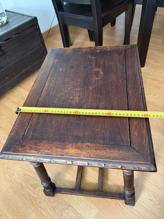 Mesa auxiliar de madera castaño restaurada. 55x40