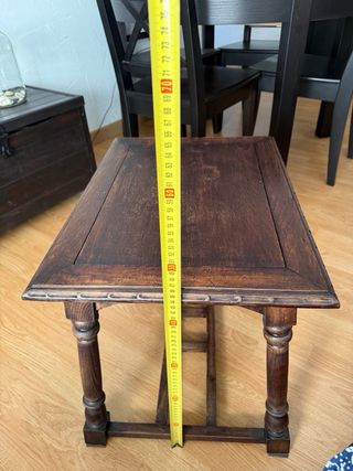 Mesa auxiliar de madera castaño restaurada. 55x40