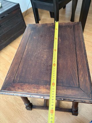 Mesa auxiliar de madera castaño restaurada. 55x40