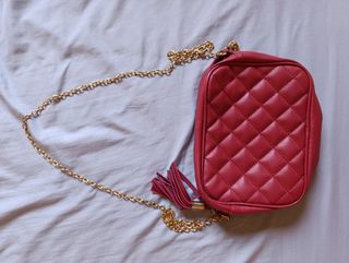 Bolso de mano con cadena dorada