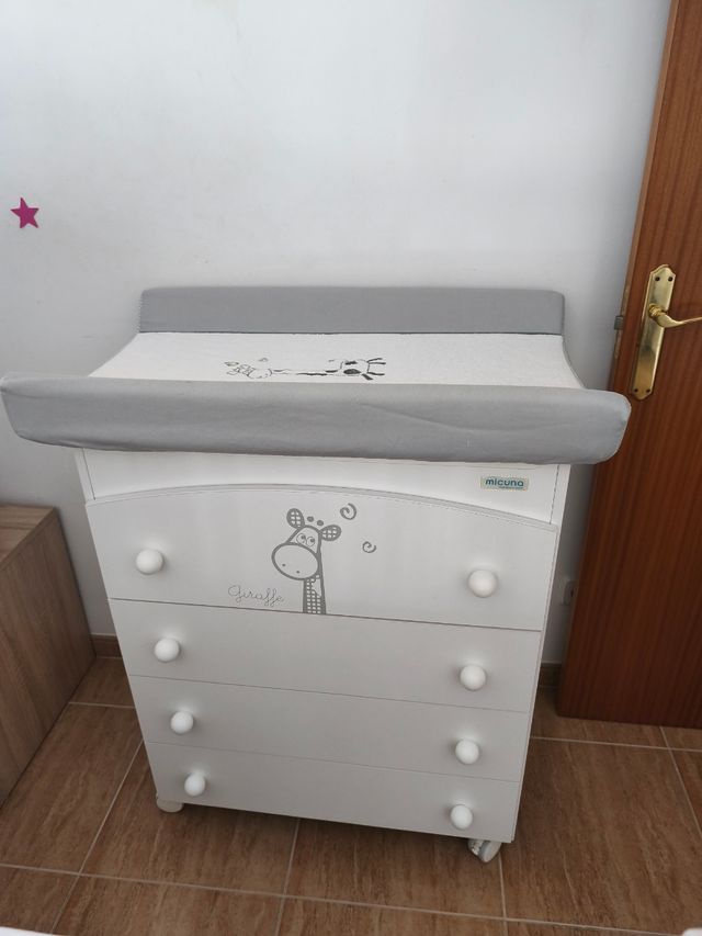Cómoda cambiador con bañera incluida 