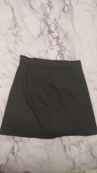 Falda negra con botones