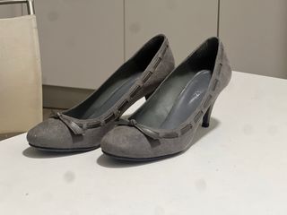 Bailarinas grises con tacón y lazo