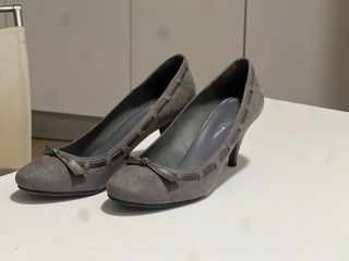 Bailarinas grises con tacón y lazo