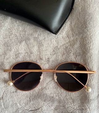 Gafas de sol SHEIN doradas y negras