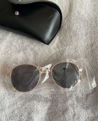 Gafas de sol SHEIN doradas y negras