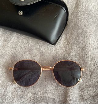 Gafas de sol SHEIN doradas y negras