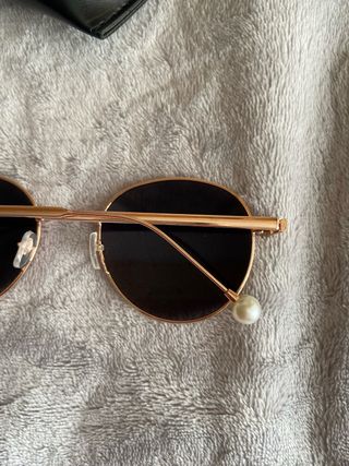 Gafas de sol SHEIN doradas y negras