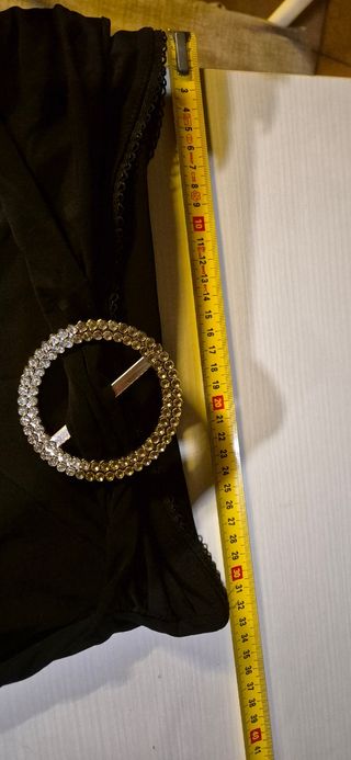 Minigonna nera sfasata a punte con strass