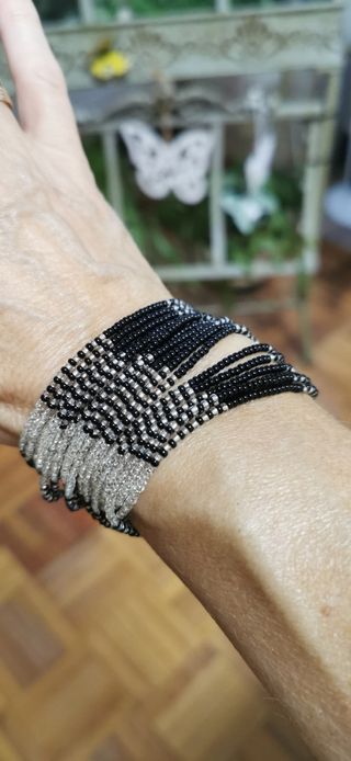 Pulsera de cuentas negra y plateada