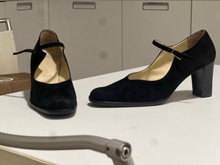 Zapatos de salón negros de terciopelo