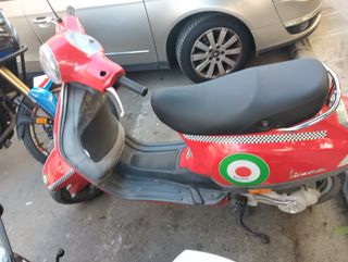 Vespa 50cc Roja