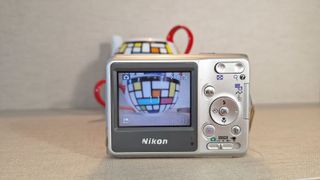 Cámara Digital Nikon Coolpix L4 4MP 3x Zoom Plata