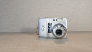 Cámara Digital Nikon Coolpix L4 4MP 3x Zoom Plata