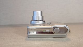 Cámara Digital Nikon Coolpix L4 4MP 3x Zoom Plata