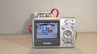 Cámara Digital Nikon Coolpix L4 4MP 3x Zoom Plata