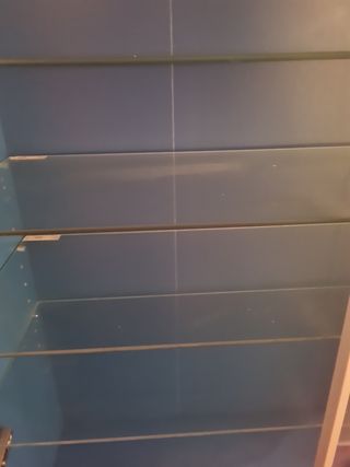 Vitrina azul con puertas de cristal. 