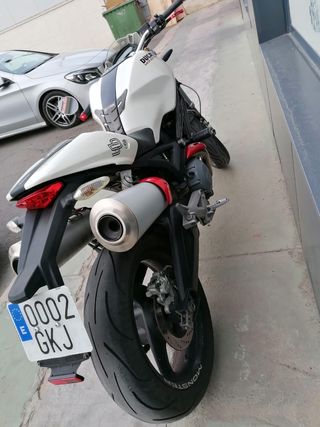 Ducati Monster 696 Blanca y roja