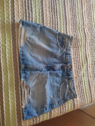 Falda vaquera corta desgastada