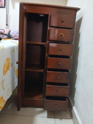 Mueble de madera marrón pequeño 
