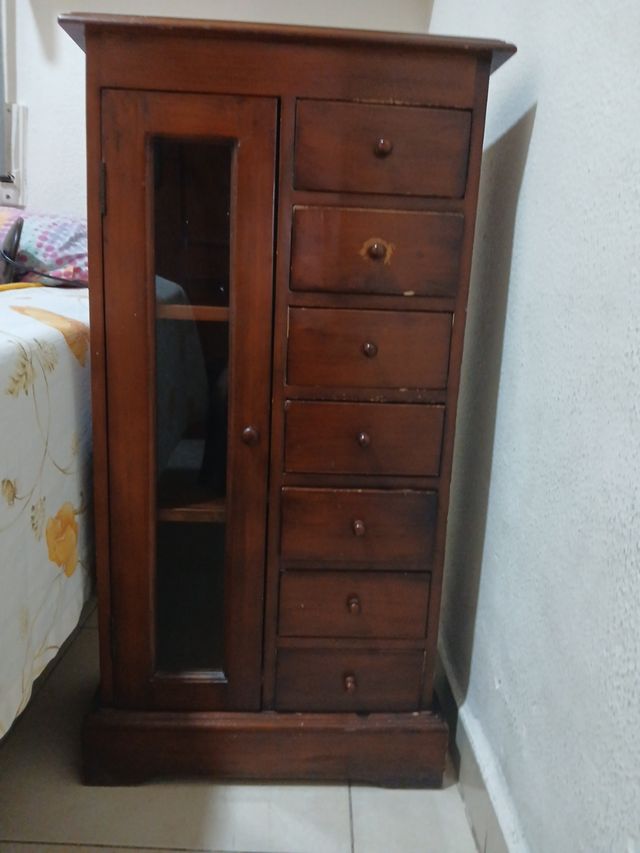 Mueble de madera marrón pequeño