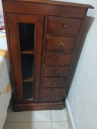 Mueble de madera marrón pequeño 
