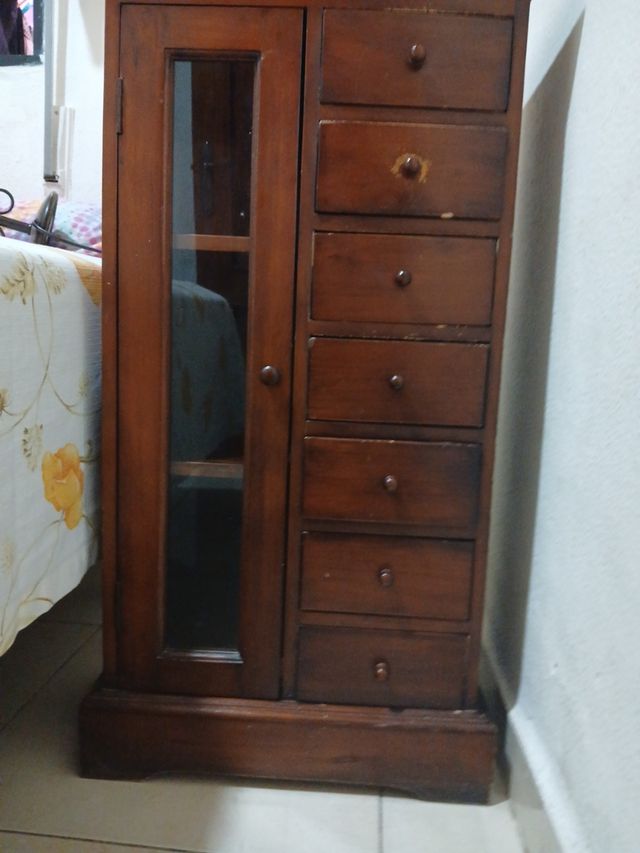 Mueble de madera marrón pequeño