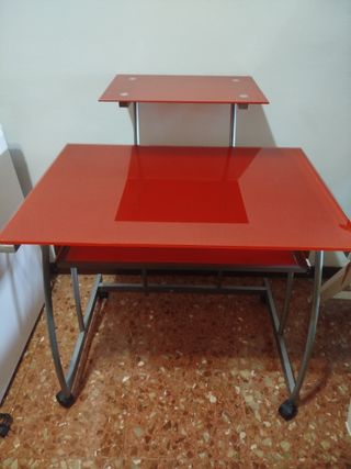 Escritorio de vidrio rojo con bandeja extraíble