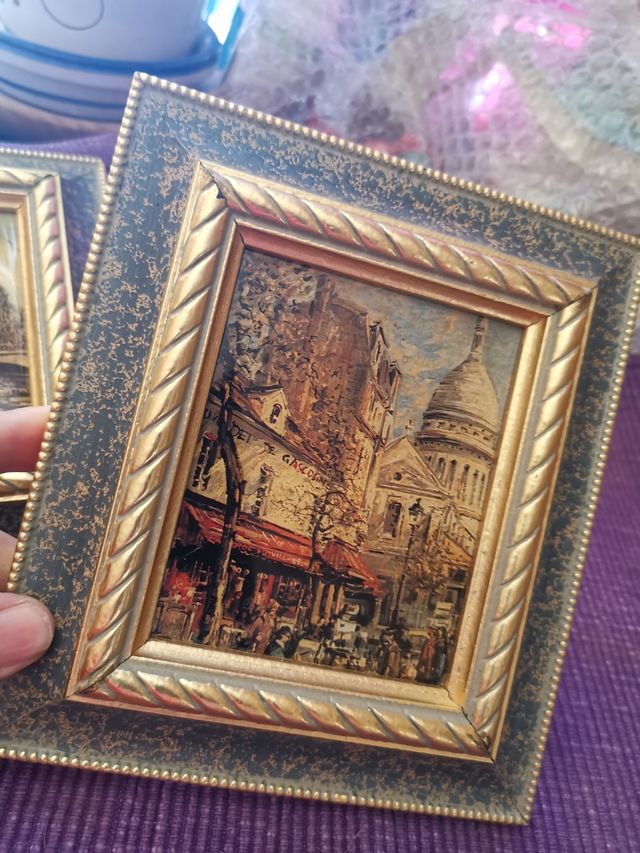 2 Cuadritos de París dorados, azules verdosos.