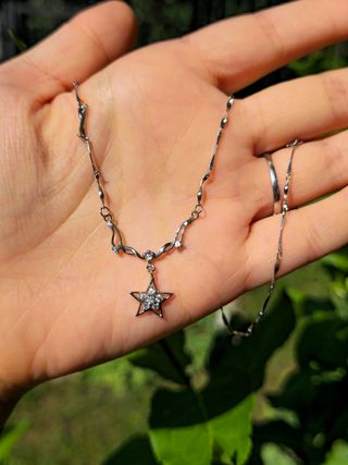 Collana con stella e cristalli