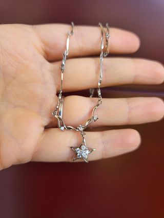Collana con stella e cristalli