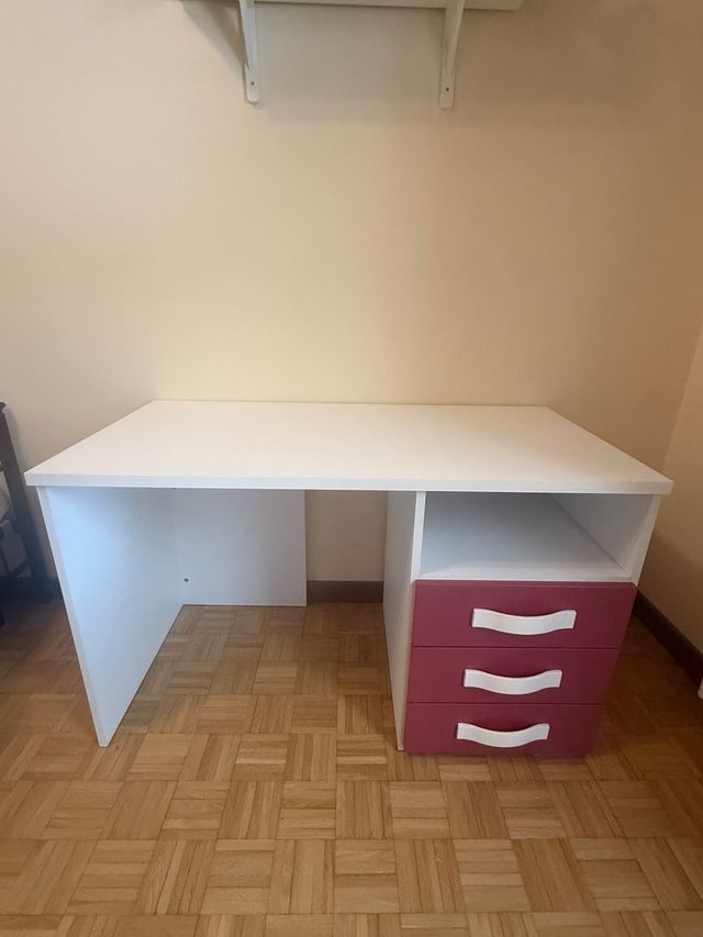 Scrivania cameretta bianca con cassettiera