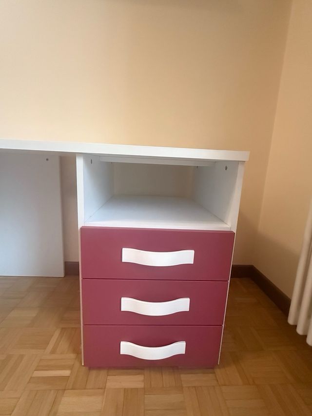 Scrivania cameretta bianca con cassettiera