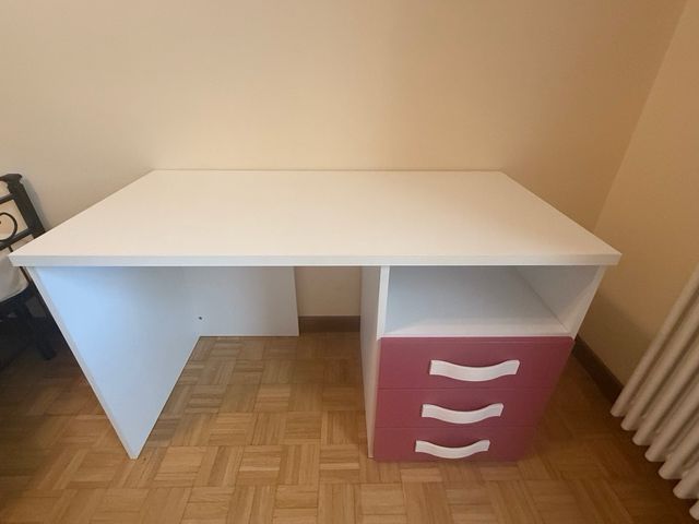 Scrivania cameretta bianca con cassettiera