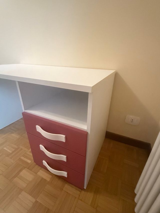 Scrivania cameretta bianca con cassettiera