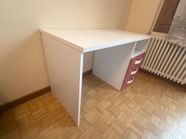 Scrivania cameretta bianca con cassettiera